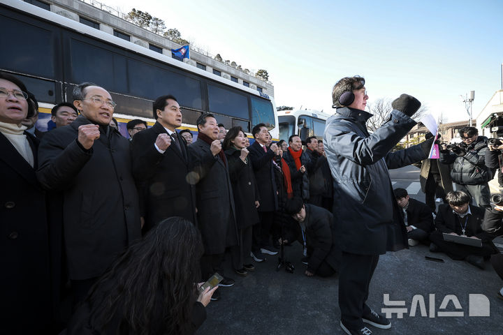 [서울=뉴시스] 정병혁 기자 = 김기현, 나경원 국민의힘 의원을 비롯한 여당 의원들이 17일 서울 종로구 헌법재판소에서 윤석열 대통령 최소한 방어권 보장 촉구 및 불공정성 규탄과 관련해 헌법재판소 사무처장과 면담을 마친 뒤 구호를 외치고 있다. 2025.02.17. jhope@newsis.com