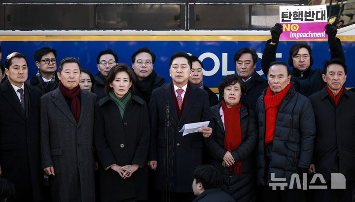 [서울=뉴시스] 정병혁 기자 = 김기현, 나경원 국민의힘 의원을 비롯한 여당 의원들이 17일 서울 종로구 헌법재판소에서 윤석열 대통령 최소한 방어권 보장 촉구 및 불공정성 규탄과 관련해 헌법재판소 사무처장과 면담을 마친 뒤 취재진 앞에 입장을 밝히고 있다. 2025.02.17. jhope@newsis.com