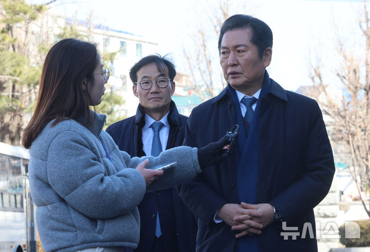 [서울=뉴시스] 김금보 기자 = 정청래 국회 법사위원장과 김민석 더불어민주당 최고의원이 17일 서울 종로구 헌법재판소 대심판정에서 열린 이창수 서울중앙지검장, 조상원 4차장검사, 최재훈 반부패수사2부장검사에 대한 탄핵심판 1차 변론기일에 출석하며 질문에 답하고 있다. 2025.02.17. kgb@newsis.com