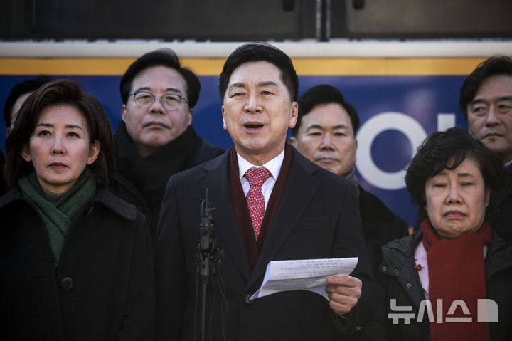 [서울=뉴시스] 정병혁 기자 = 김기현, 나경원 국민의힘 의원을 비롯한 여당 의원들이 지난달 17일 서울 종로구 헌법재판소에서 윤석열 대통령 최소한 방어권 보장 촉구 및 불공정성 규탄과 관련해 헌법재판소 사무처장과 면담을 마친 뒤 취재진 앞에 입장을 밝히고 있다. 2025.02.17. jhope@newsis.com