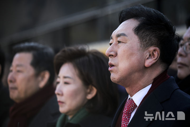 [서울=뉴시스] 정병혁 기자 = 김기현, 나경원 국민의힘 의원을 비롯한 여당 의원들이 지난 2월17일 서울 종로구 헌법재판소에서 윤석열 대통령 최소한 방어권 보장 촉구 및 불공정성 규탄과 관련해 헌법재판소 사무처장과 면담을 마친 뒤 취재진 앞에 입장을 밝히고 있다. 2025.02.17. jhope@newsis.com