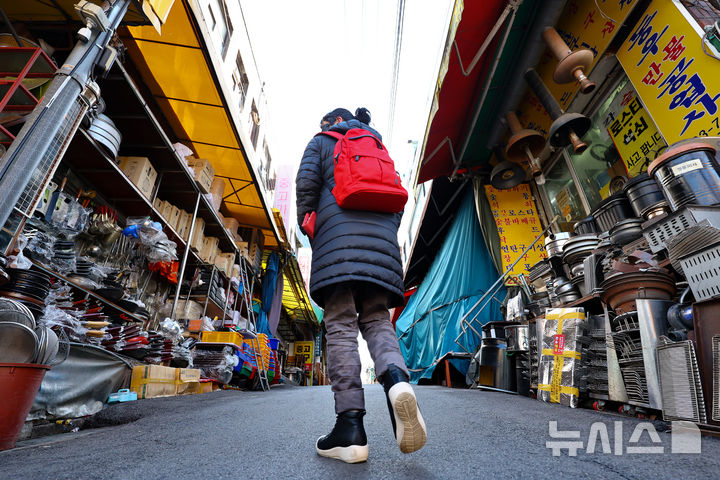 [서울=뉴시스] 황준선 기자 = 지난 2월 17일 서울 중구 황학동 주방거리의 모습. 2025.08.14. hwang@newsis.com