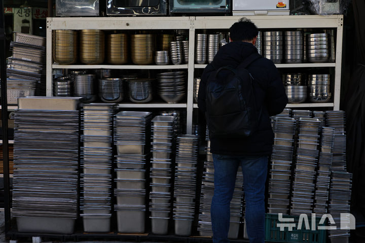 [서울=뉴시스] 황준선 기자 = 17일 서울 중구 황학동 주방거리에 중고 주방 접시들이 가득 쌓여 있다.고물가·고금리 상황에서 계엄·탄핵정국 등이 경제심리를 위축시켜 폐업하는 자영업자가 늘어난 것으로 나타났다. 통계청의 '2025년 1월 고용동향'에 따르면 지난달 고용원이 있는 자영업자는 140만9000명으로 1년 전보다 2만1000명 감소했다. 또한 중소기업중앙회에 따르면 지난해 폐업한 자영업자에게 지급된 노란우산 폐업공제금은 금액은 1조3908억원으로 1년 전보다 1300억원가량(10.4%) 늘어나 사상 최대치를 기록했다. 2025.02.17. hwang@newsis.com