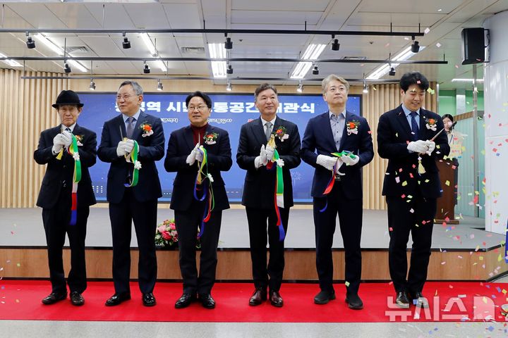 [광주=뉴시스] 이창우 기자=광주신세계는 17일 오후 광주 지하철 농성역에서 강기정 광주시장을 비롯해 이동훈 광주신세계 대표이사, 김이강 서구청장, 조익문 광주교통공사 사장, 강수훈 광주시의원 등 100여명이 참석한 가운데 '꿀잼도시 광주' 구현을 위해 조성한 '농성역 시민 소통 공간' 개관식을 개최했다. 2025.02.17 (사진=광주신세계 제공) photo@newsis.com