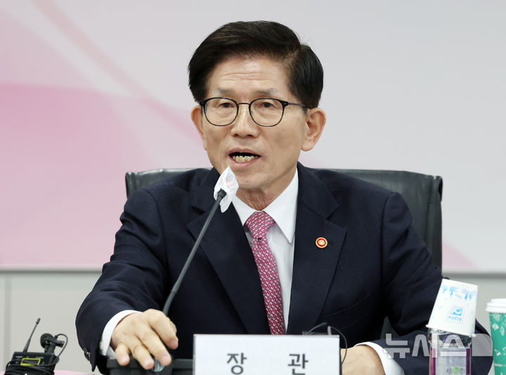 [서울=뉴시스] 이영환 기자 = 김문수 고용노동부 장관이 지난 17일 오후 서울 영등포구 중소기업중앙회에서 열린 고용노동부 장관 초청 중소기업인 간담회에서 인사말을 하고 있다. 2025.02.17. 20hwan@newsis.com