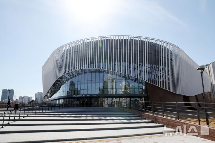 [부산=뉴시스] 하경민 기자 = 부산시 클래식부산은 17일 부산 최초의 클래식 전용 공연장인 '부산콘서트홀'과 개관 페스티벌 프로그램을 공개했다.&nbsp;&nbsp; 오는 6월20일 개관하는 부산콘서트홀은 지하 1층, 지상 3층 규모로 대공연장(2011석)과 소공연장(400석)을 보유하고 있다. 또 최적의 클래식 공연을 위한 다양한 설비는 물론, 비수도권 최초로 파이프오르간(파이프 수 4406개, 스탑 62개)이 설치됐다. 2025.02.17. yulnetphoto@newsis.com