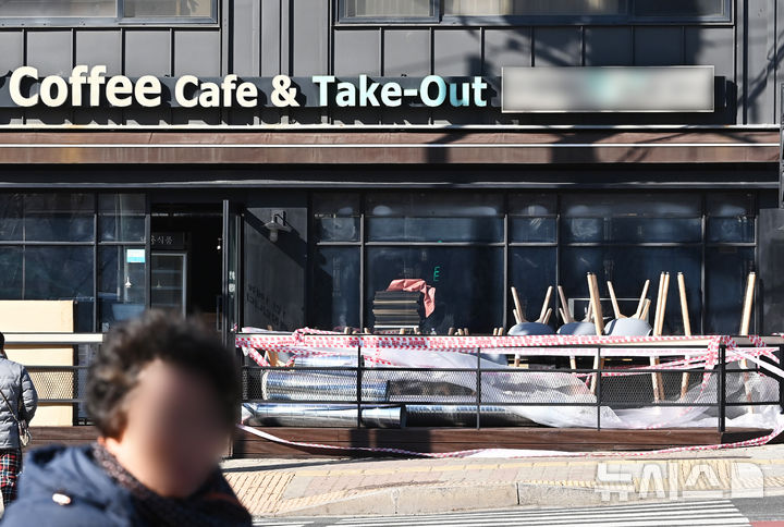 [수원=뉴시스] 김종택 기자 = 경기 침체와 계엄 등의 영향으로 인해 작년 4분기 카페 및 술집을 운영하는 소상공인이 가장 큰 타격을 받은 것으로 나타난 17일 경기도 수원시 한 폐업한 카페 매장 앞에 테이블과 의자 등이 쌓여 있다. 2025.02.17. jtk@newsis.com