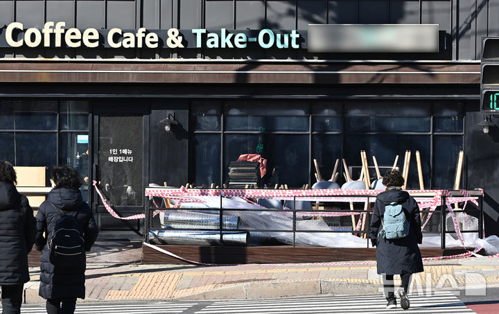 [수원=뉴시스] 김종택 기자 = 지난 17일 경기도 수원시 한 폐업한 카페 매장 앞에 테이블과 의자 등이 쌓여 있는 모습. 2025.02.17. jtk@newsis.com