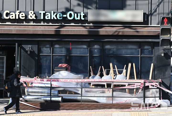 [수원=뉴시스] 김종택 기자 = 경기 침체와 계엄 등의 영향으로 인해 작년 4분기 카페 및 술집을 운영하는 소상공인이 가장 큰 타격을 받은 것으로 나타난 지난 2월 17일 경기도 수원시 한 폐업한 카페 매장 앞에 테이블과 의자 등이 쌓여 있다. 2025.02.17. jtk@newsis.com