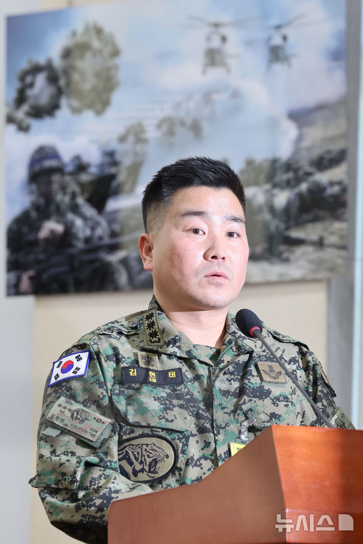 [서울=뉴시스] 권창회 기자 = 김현태 전 특전사 707특수임무단 단장이 2월 17일 오후 서울 여의도 국회에서 열린 국방위원회 전체회의에서 의원질의에 답하고 있다. 2025.02.17. kch0523@newsis.com