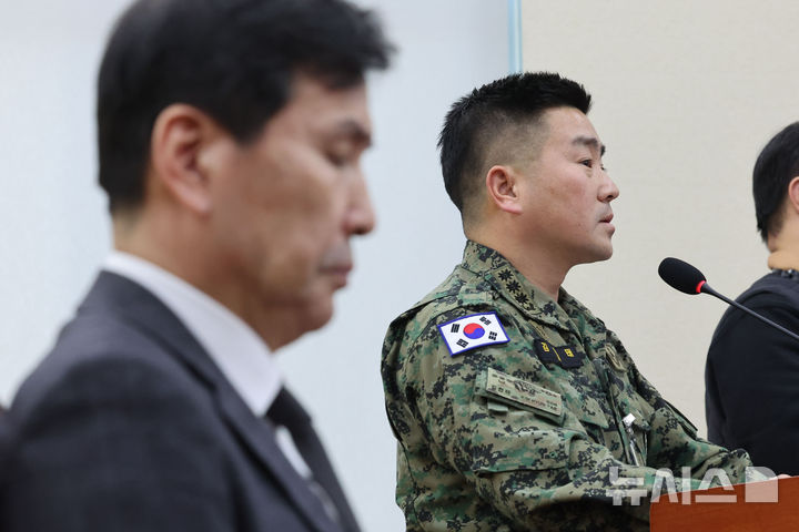 [서울=뉴시스] 권창회 기자 = 김현태 특전사 707특수임무단 단장이 17일 오후 서울 여의도 국회에서 열린 국방위원회 전체회의에서 의원질의에 답하고 있다. 2025.02.17. kch0523@newsis.com