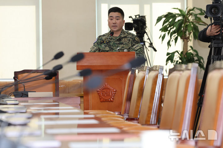 [서울=뉴시스] 권창회 기자 = 김현태 특전사 707특수임무단 단장이 17일 오후 서울 여의도 국회에서 열린 국방위원회 전체회의에서 의원질의에 답하고 있다. 2025.02.17. kch0523@newsis.com