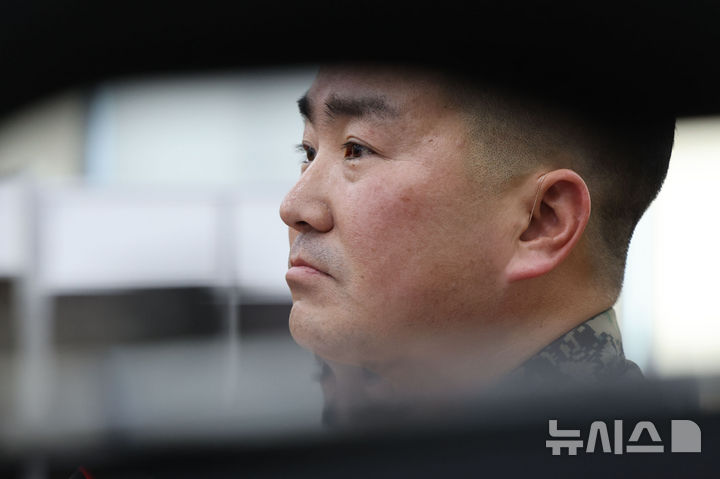 [서울=뉴시스] 권창회 기자 = 김현태 특전사 707특수임무단 단장이 17일 오후 서울 여의도 국회에서 열린 국방위원회 전생각에 잠겨 있다. 2025.02.17. kch0523@newsis.com