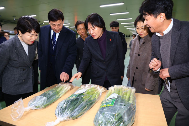 [서울=뉴시스] 송미령 농림축산식품부 장관이 17일 경기 광주시 아워홈 동서울물류센터를 방문해 노지 스마트농업기술이 적용된 농가와 계약재배를 통해 공급된 농산물을 살펴보고 있다. (사진=농림축산식품부 제공) 2025.02.17. photo@newsis.com *재판매 및 DB 금지