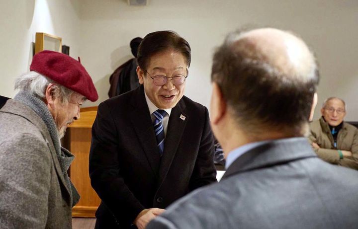[서울=뉴시스] 조성봉 기자= 이재명 더불어민주당 대표가 17일 서울 시내 모처에서 함세웅 신부, 백낙청 교수, 김상근 목사, 이부영 자유언론실천재단 명예이사장 등 시민사회 원로 약 10여 명과 오찬을 하고 현 정국에 대한 조언을 청취하기 전 인사를 나누고 있다.(사진=더불어민주당 제공) 2025.02.17. photo@newsis.com *재판매 및 DB 금지