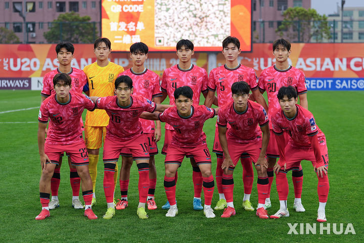 [선전=신화/뉴시스] 한국 선수들이 17일(현지 시간) 중국 광둥성 선전의 유스 풋볼 트레이닝 베이스 피치에서 열린 2025 아시아축구연맹(AFC) 20세 이하(U-20) 아시안컵 조별리그 D조 2차전 태국과 경기를 앞두고 기념 촬영하고 있다. 한국이 김태원의 멀티 골 등을 묶어 태국을 4-1로 꺾고 조 1위를 기록하며 8강 진출을 확정했다. 2025.02.18.