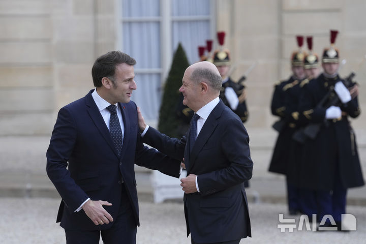 [파리=AP/뉴시스] 에마뉘엘 마크롱 프랑스 대통령(왼쪽)과 올라프 숄츠 독일 총리가 17일 파리에서 유럽 주요국 긴급 정상회의를 갖기에 앞서 인사하고 있다. 2025.02.18.