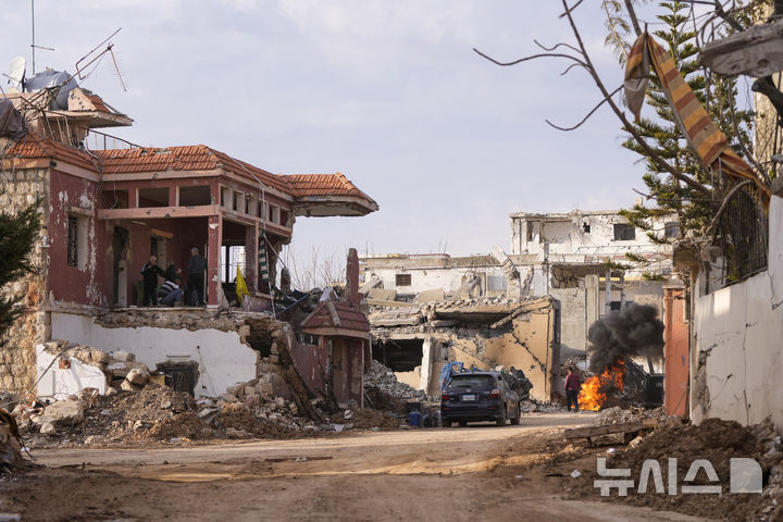 [AP/뉴시스] 이스라엘 철수 시한 하루 전인 17일 레바논 국경선 마을 키암에서 이 군이 철수하고 주민들이 들어왔다. 이 군은 18일 모든 마을에서 철수했으나 마을 아닌 완충지대 내에 전략 진지 5곳에 잔류하고 있다 
