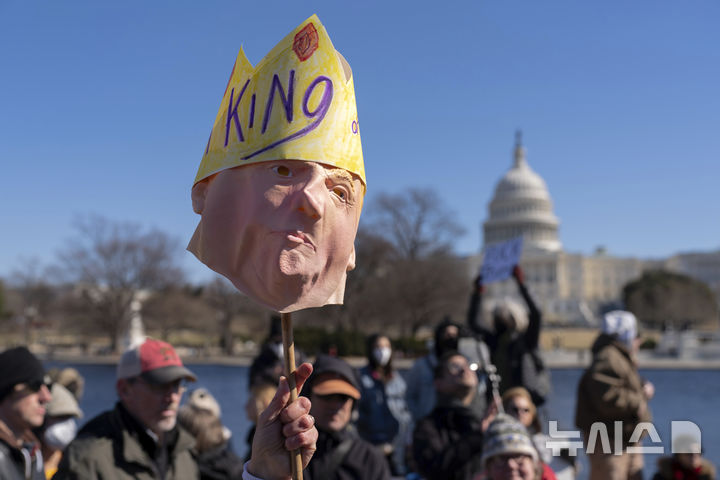 [워싱턴=AP/뉴시스] 미국 대통령의 날인 17일(현지 시간) 워싱턴 의회 인근에서 도널드 트럼프 대통령에게 반대하는 시위대가 시위를 하고 있다. '대통령의 날'은 역대 미국 대통령을 기리는 날로 초대 대통령 조지 워싱턴의 생일인 2월 22일을 전후해 2월 셋째 월요일로 지정돼 있다. 2025.02.18.