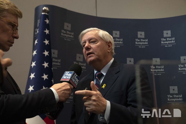 [텔아비브=AP/뉴시스]린지 그레이엄 미국 공화당 상원의원이 17일(현지 시간) 이스라엘 텔아비브에서 언론과 대화하고 있다. 2025.02.18.