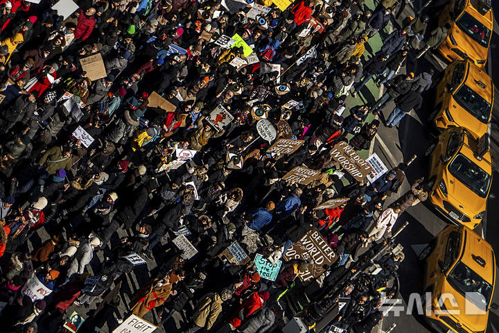 [뉴욕=AP/뉴시스] 미국 대통령의 날인 17일(현지 시간) 뉴욕주 뉴욕의 유니온스퀘어에서 도널드 트럼프 대통령에게 반대하는 시위대가 시위를 하고 있다. '대통령의 날'은 역대 미국 대통령을 기리는 날로 초대 대통령 조지 워싱턴의 생일인 2월 22일을 전후해 2월 셋째 월요일로 지정돼 있다. 2025.02.18.