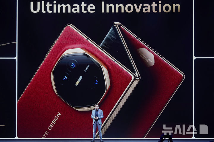 [쿠알라룸프=AP/뉴시스] 중국 최대 통신장비 제조업체 화웨이가 두번 접히는 트리플 폴더블 스마트폰(트리폴드폰)을 해외 시장에서 판매하기 시작했다. 지난 18일(현지시간)화웨이 제품 책임자 안드레아스 짐머가 말레이시아 쿠알라룸프에서 화웨이 '메이트XT'에 대해 소개하는 모습. 2025.02.19