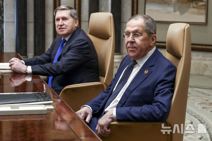 [리야드=AP/뉴시스]세르게이 라브로프 러시아 외무장관(오른쪽)이 18일(현지 시간) 사우디아라비아 리야드 디리야궁에서 미국 대표단과 함께 '우크라이나 전쟁 종전'을 위한 첫 고위급 회담을 하고 있다. 2025.02.19