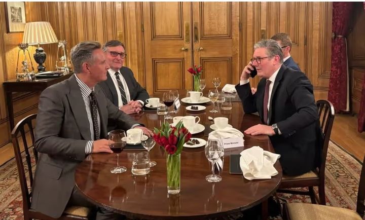 [서울=뉴시스] 키어 스타머 영국 총리가 13일 도널드 트럼프 대통령의 영국 특사인 마크 버넷(왼쪽)과 저녁 식사 중 트럼프에게서 걸려온 전화를 받고 있다.(출처: 영국 주재 미 대사관 X) 2025.02.18. *재판매 및 DB 금지