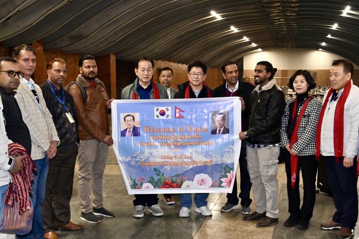  [문경=뉴시스] 문경시 대표단이 네팔 둘리켈시 관계자들과 기념사진을 찍고 있다. 2025.02.18. (사진=문경시 제공) photo@newsis.com *재판매 및 DB 금지