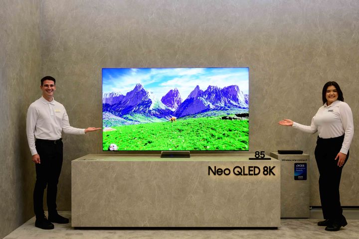 [서울=뉴시스]삼성전자 모델이 2025년형 Neo QLED 8K를 소개하고 있다. (사진 = 삼성전자) 2025.02.18. photo@newsis.com  *재판매 및 DB 금지