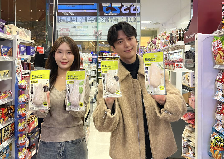 [서울=뉴시스] 편의점 GS25가 고물가 속 소비자 부담을 줄이기 위해 닭 가슴살 가격을 낮췄다고 18일 밝혔다. (사진=GS리테일 제공) *재판매 및 DB 금지