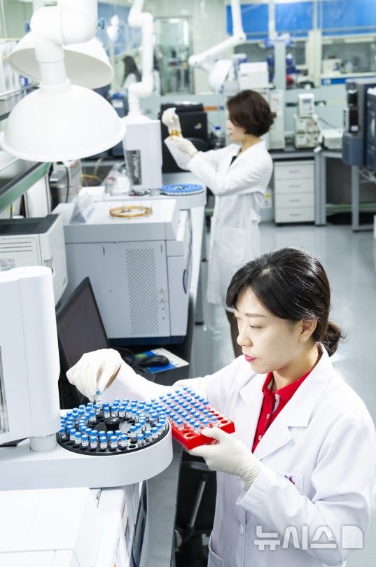 [서울=뉴시스] KGC인삼공사 R&D본부 천연물효능연구소에서 연구원이 실험 하고 있다. (사진=KGC인삼공사)