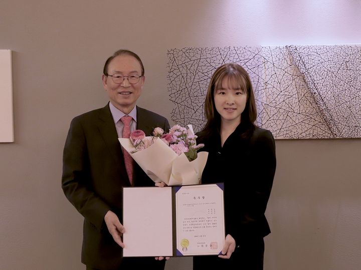 정선문 동국대 회계학과 교수(오른쪽)와 최운열 한국공인회계사회 회장이 우수논문상 기념사진을 촬영하고 있다. (사진=동국대 제공) *재판매 및 DB 금지