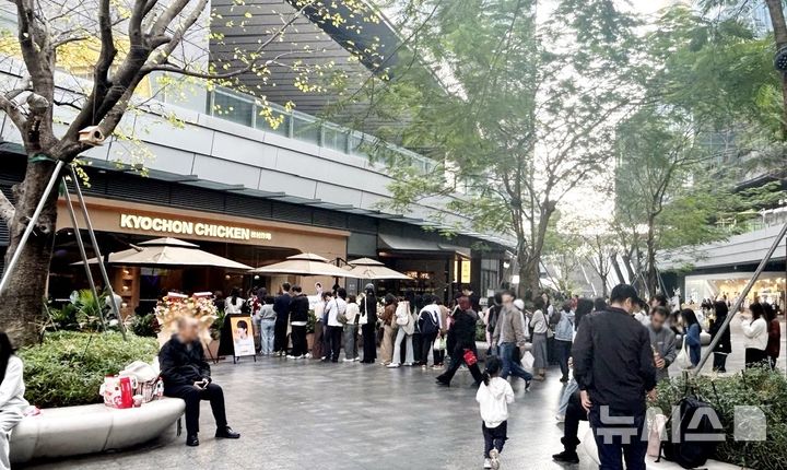 [서울=뉴시스] 중국 선전에 위치한 프리미엄 쇼핑몰 '치엔하이 완샹청'(The MixC)에 입점한 교촌치킨 선전 1호점. (사진= 교촌에프앤비㈜ 제공) 2025.02.18. photo@newsis.com