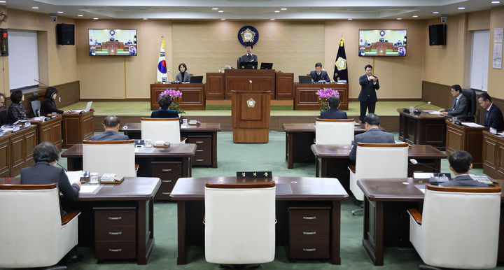 [청양=뉴시스] 청양군의회가 17일 제308회 임시회를 열고 '청양군 소상공인 지원에 관한 조례 일부개정안'을 처리하고 있다. (사진=청양군의회 제공) 2025.02.18. photo@newsis.com *재판매 및 DB 금지