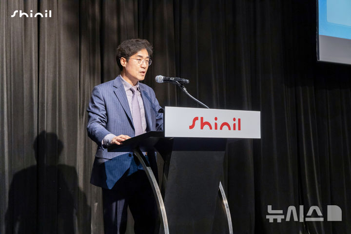 [서울=뉴시스] 정윤석 신일 대표이사가 '2025 신일 신년회' 자리에서 기념사를 전하고 있다. (사진=신일 제공)