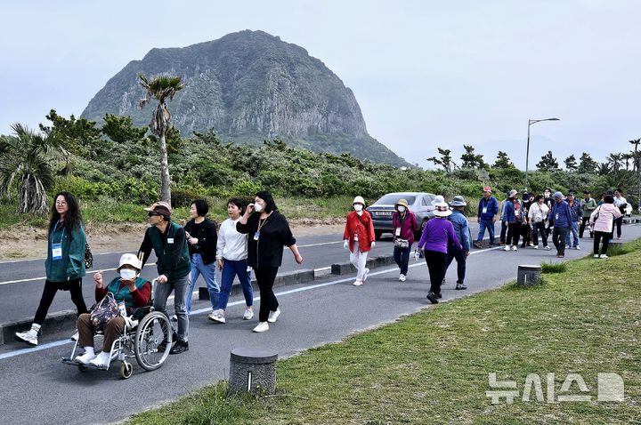 [제주=뉴시스] 제주 무장애 올레길 걷기 행사 모습. (사진=제주관광공사 제공) 2025.02.18. photo@newsis.com *재판매 및 DB 금지