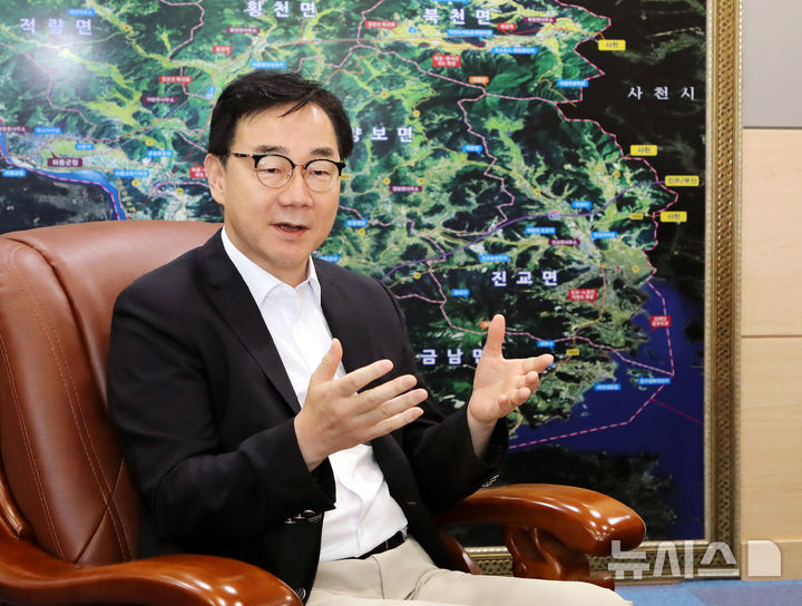 경찰, 하승철 하동군수 강제추행 혐의 불구속 송치