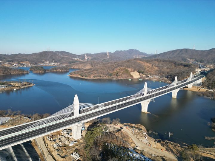 [서울=뉴시스] 동부건설이 시공한 세종-포천선(안성~구리) 건설공사 제3공구 고삼교의 모습. 2025.02.18. (사진=동부건설 제공) photo@newsis.com *재판매 및 DB 금지