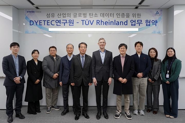 다이텍연구원과 티유브이 라인란드 코리아가 업무협약을 체결한 후 양 기관관계자들이 기념 촬영을 하고 있다. *재판매 및 DB 금지