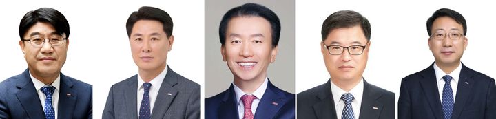 [부산=뉴시스] BNK금융그룹은 자회사CEO후보추천위원회를 열고 부산은행, 경남은행, BNK캐피탈, BNK자산운용, BNK신용정보 등 5개 계열사의 대표이사 최종 후보를 추천했다고 18일 밝혔다. 왼쪽부터 방성빈 현 부산은행장, 김태한 경남은행장 후보, 김성주 현 BNK캐피탈 대표이사, 성경식 BNK자산운용 대표 후보, 신태수 BNK신용정보 대표 후보. (사진=BNK금융그룹 제공)&nbsp; . (사진=BNK금융그룹 제공) 2025.02.18. photo@newsis.com&nbsp;&nbsp; *재판매 및 DB 금지
