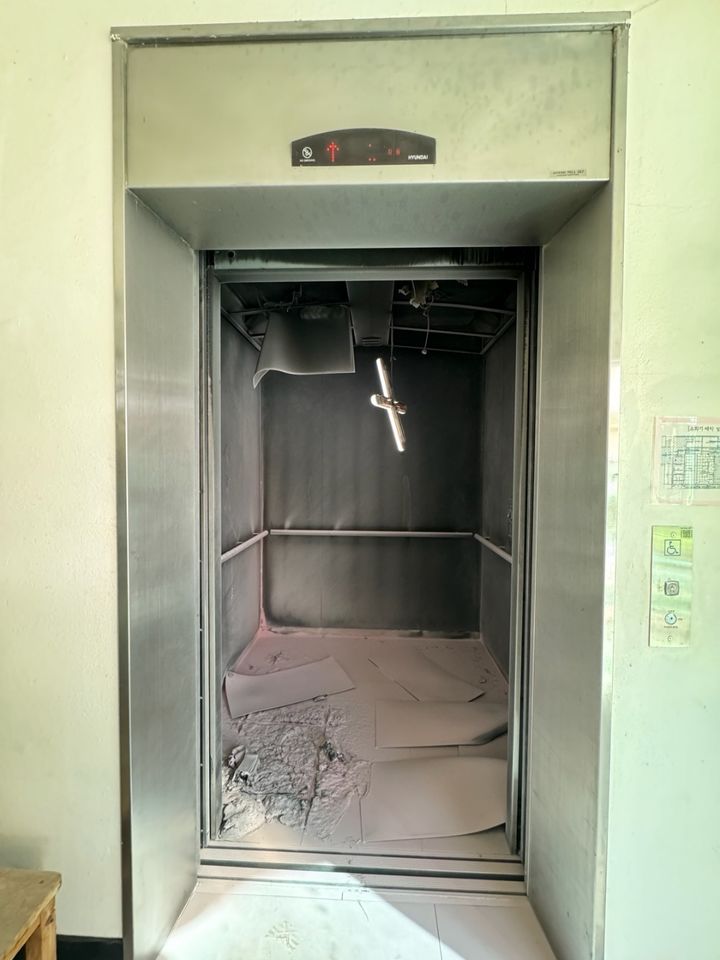 [나주=뉴시스] 18일 오전 10시33분께 전남 나주시 삼영동 4층짜리 요양원 별관 건물 승강기에서 불이 나 직원들에 의해 진화됐다. (사진 = 나주소방서 제공) 2025.02.18. photo@newsis.com *재판매 및 DB 금지
