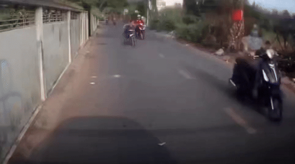 [서울=뉴시스] 두 남성이 장애인의 머리를 가격한 블랙박스 영상이다 (사진=docnhanh 홈페이지 캡쳐) 2025.02.18 photo@newsis.com *재판매 및 DB 금지