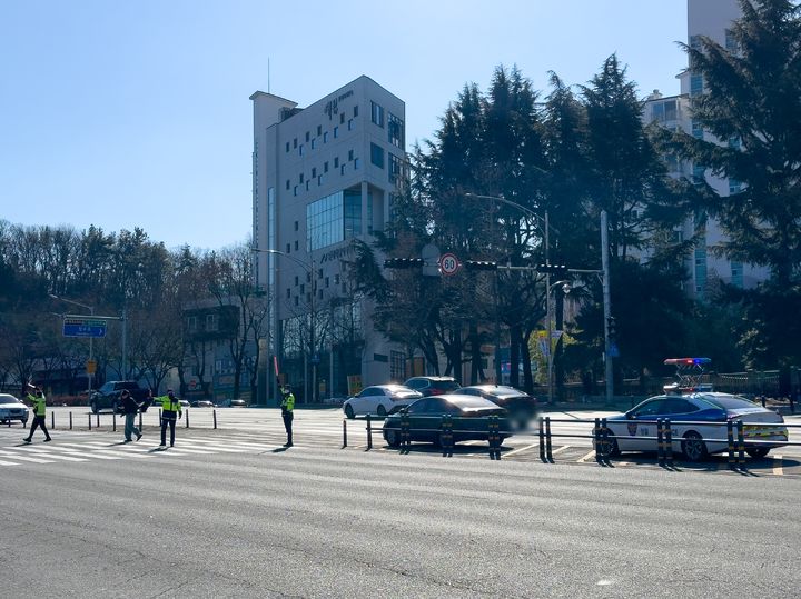 [대구=뉴시스] 김정화 기자 = 대구시 수성구 만촌동 등 일부 지역에 발생한 정전으로 달구벌대로의 신호등도 꺼져 경찰이 수신호로 교통 통제에 나섰다. 2025.02.18. jungk@newsis.com *재판매 및 DB 금지