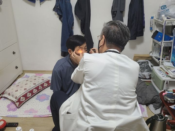 [서울=뉴시스] 서울 성동구가 3월부터 '효사랑 건강주치의 장기요양 재택의료 시범사업'을 실시한다고 18일 밝혔다. 사진은 효사랑주치의의 방문진료 모습. 2025.02.18 (사진 제공=성동구) photo@newsis.com *재판매 및 DB 금지