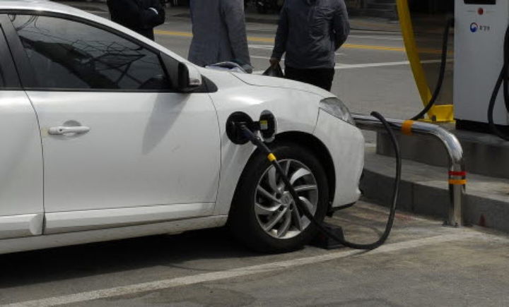 [인제=뉴시스] 전기자동차 충전 모습. (사진=뉴시스 DB). photo@newsis.com *재판매 및 DB 금지