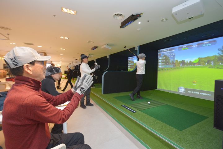 [대구=뉴시스] 대구백화점은 지역 유통업계 최초로 대백프라자 10층에 대형 스크린 파크골프와 실내 미니 파크 골프장을 함께 갖춘 마실파크골프 그랜드 오픈 기념행사를 진행했다. (사진 =대구백화점 제공) 2025.02.18. photo@newsis.com *재판매 및 DB 금지