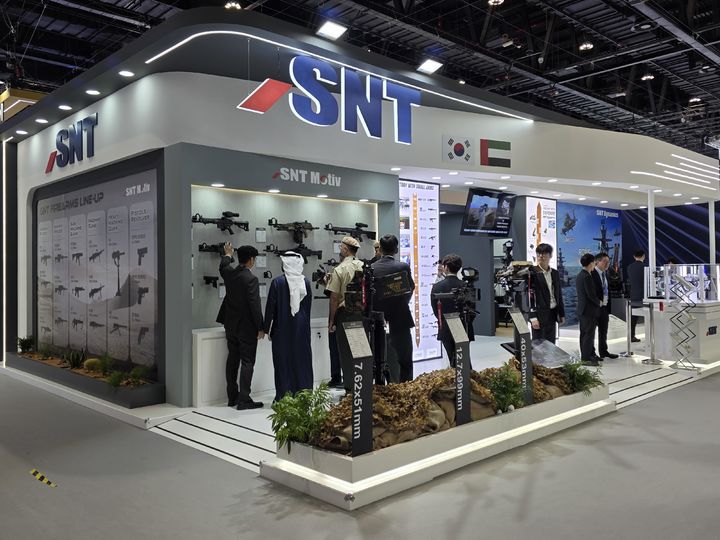 [창원=뉴시스] 강경국 기자 = UAE 아부다비에서 IDEX 2025 국제방산전시회가 지난 17일(현지시각)부터 21일까지 열리는 가운데 SNT다이내믹스와 SNT모티브가 K2전차용 국산파워팩 모형 등을 전시하고 있다. (사진=SNT다이내믹스 제공). 2025.02.18. photo@newsis.com *재판매 및 DB 금지