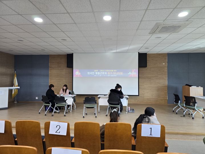 [밀양=뉴시스] 밀양시농업기술센터가 외국인 계절근로자 고용주와 면담을 하고 있다. (사진=밀양시 제공) 2025.02.18. photo@newsis.com *재판매 및 DB 금지