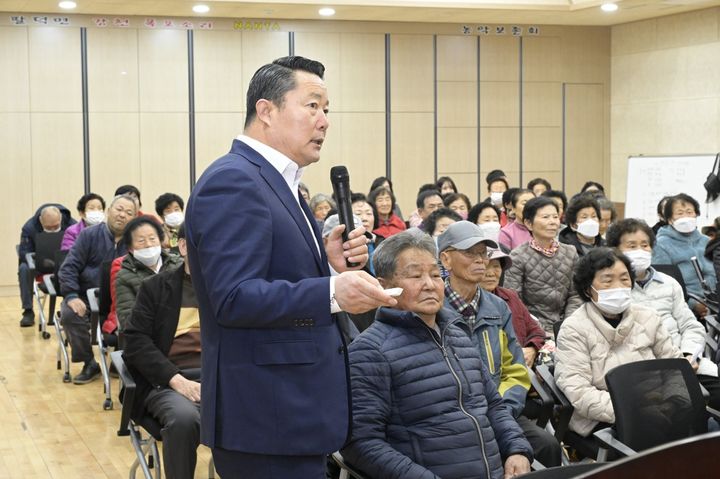 [순창=뉴시스] 순창시니어클럽의 노인일자리사업 참여자 안전교육 현장을 찾은 최영일 군수가 직접 프리젠테이션을 진행하며 안전에 대한 중요성을 강조하고 있다. *재판매 및 DB 금지